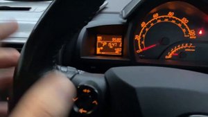 How to set a radio station on a Toyota iQ