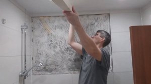 Отвалилась плитка от стены, как приклеить? Я приклеил плитку в ванной на монтажную пену клей.