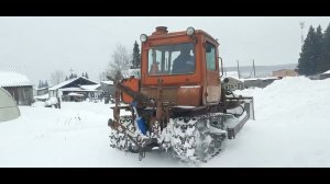 ДТ-75 на расчистке снега.