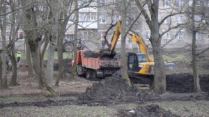 Экскаватор JCB толкает КАМАЗ 43118