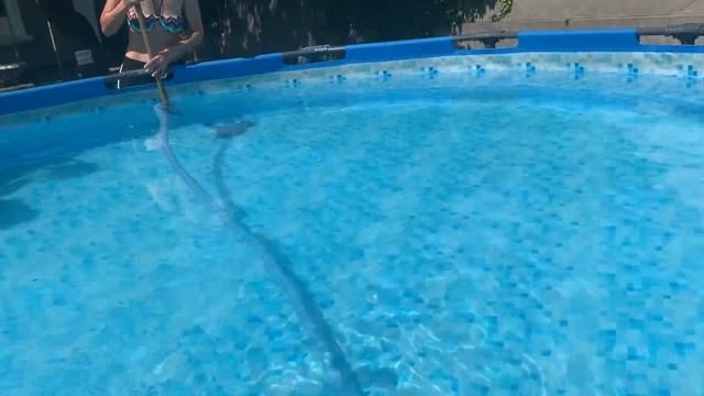 ЧИСТИМ КАРКАСНЫЙ БАССЕЙН САМОДЕЛЬНЫМ ПЫЛЕСОСОМ ? Уход за домашним бассейном ? смотреть онлайн