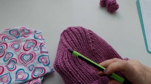 Шапка спицами резинкой 1 на 1 с популяроной макушкой