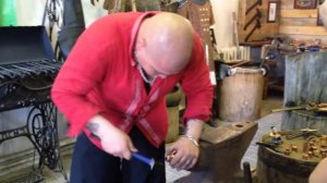 Казанский кузнец куёт медный колокольчик