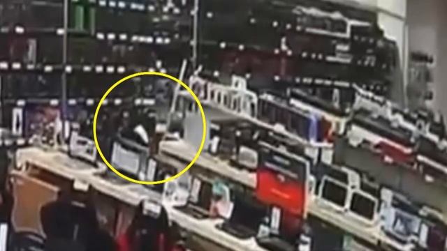 Молодой саратовец под видеокамерами украл в магазине ноутбук смотреть онлайн