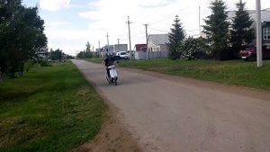 Школьник стантит на скутере