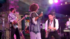 Dave Koz and Margaret Bell Perform Don't Look Any Further Live at Thornton Winery