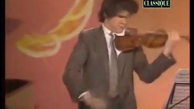 Igor Stravinsky - Menuet Serenade смотреть онлайн