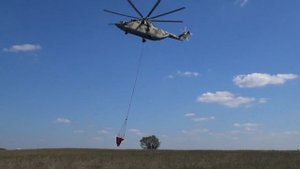 Взлёт и посадка вертолёта Ми-26 с бадьёй для тушения пожаров.