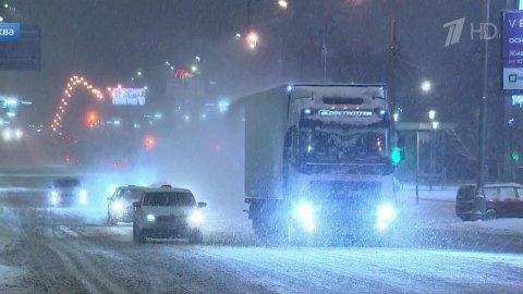 В Москве продолжается сильный снегопад, ожидается, что выпадет половина месячной нормы осадков