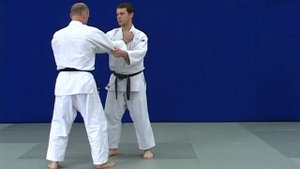 Де - аши - барай. Боковая подсечка под выставленную ногу. de ashi barai