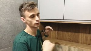 Шкаф с открытой полочкой и с интегрированными ручками в нишу санузла