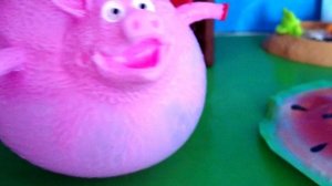 ЛЕТАЮЩАЯ СВИНЬЯ? В НАШЕЙ ВАННОЙ? КАТЯ И МАКС веселая семейка! Смешные куклы Барби ДАРИНЕЛКА ТВ