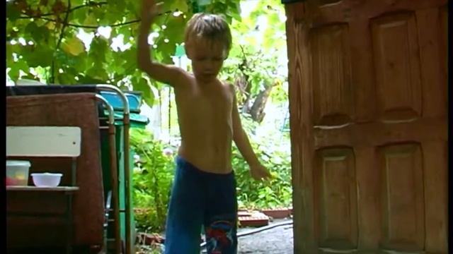 Купание под дождем Косташ Андрей 4 года ⁄ Bathing in the rain Kostash Andrey 4 years смотреть онлайн
