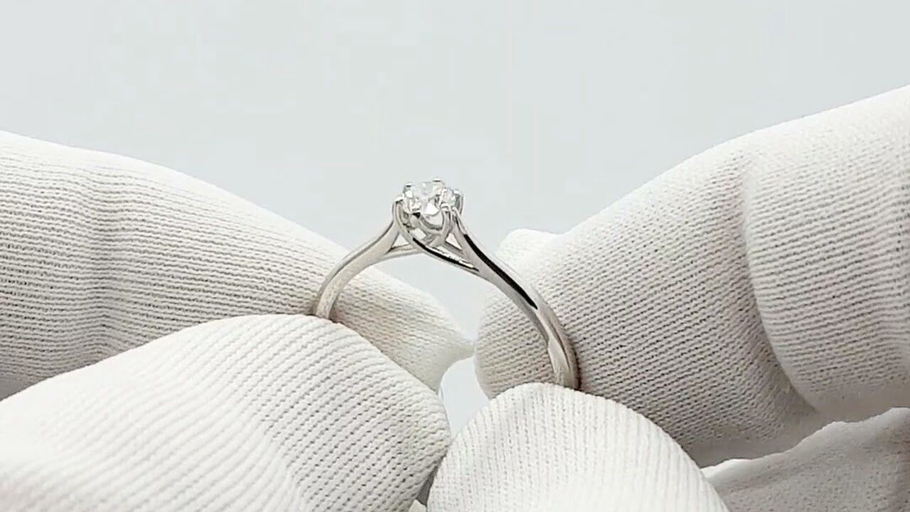 Изящное кольцо с бриллиантом
