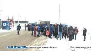 Рабочим, устроившим забастовку на трассе из-за невыплаты подрядчиком зарплаты, начали давать деньги