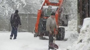 Трактор фирмы на выезде.Уборка снега.(Фронтальный погрузчик Doosan 450 Plus.)Донецк засыпало снегом