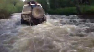 Ниссан Сафари по горной реке
