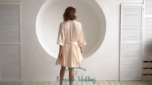 Девушка в очень красивом халате! Свадебный комплект: сорочка и халатик персик смотреть онлайн