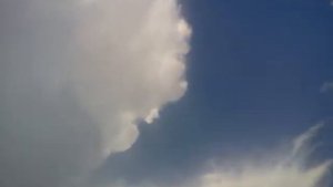 Молния сверкает.