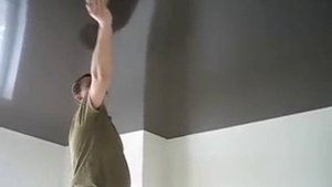 Чистка, мытье натяжного потолка глянцевого