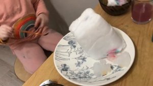 Шок контент. Снег в марте. Полина разукрашивает снег.