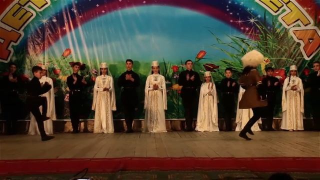 Молодежный танец .Ансамбль " ЗВЁЗДОЧКИ ОСЕТИИ "  с.Эльхотово, Дом Детского творчества(01.06.2016г.)