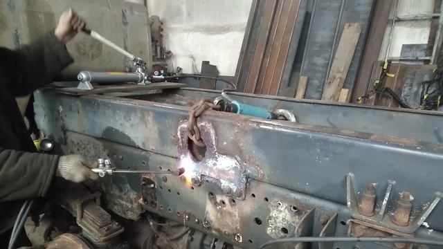 Сороконожка часть 15. Мерседес Актрос 4144к, изготовление кронштейна заднего амортизатора... смотреть онлайн