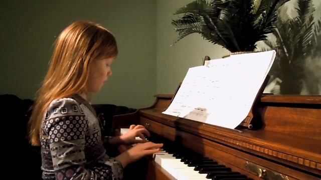 Galina playing Minuet - Галина играет Минуэт смотреть онлайн