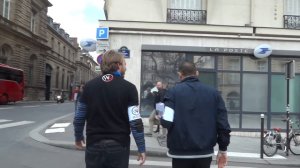 Wanted Pedo s'installe devant le Sénat