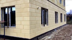 Фасад дома из газобетона крашеного краской со снятой фаской.