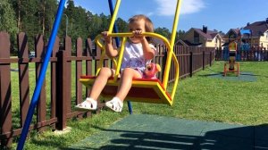 Ариана гуляет с маленькой Скай на детской площадке