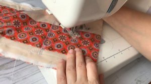 Супер-идея: обложки от учебников + остатки тканей = жесткий моющийся чехол для машинки или оверлока