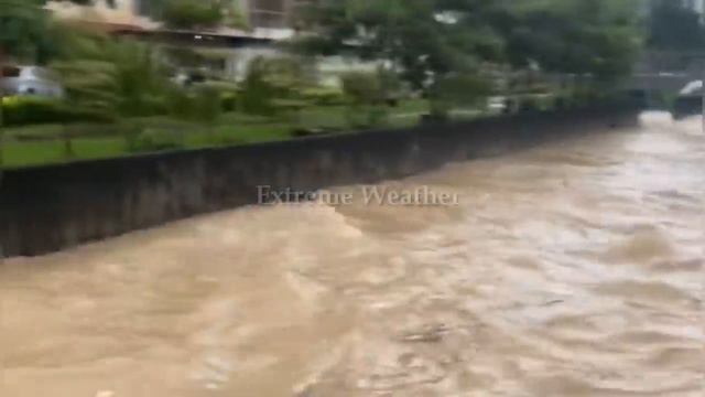 Terrible floods in Malaysia continue! Flash flood in Kajang смотреть онлайн