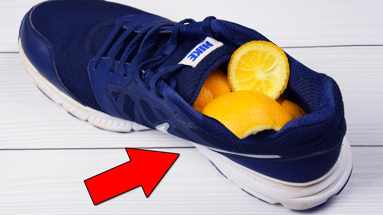 Убрать запах обуви в домашних условиях быстро. Лимон в кроссовках. Лимон в обувь от запаха. Избавляем обувь от запаха. Лайфхаки от запаха кроссовки.