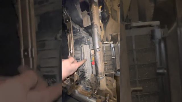Снимаю торпеду и поменял радиатор печки Mitsubishi Space Wagon