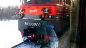 Разъезд пассажирского и грузового поездов / Freight train with VL80s locomotive (RUSSIA)