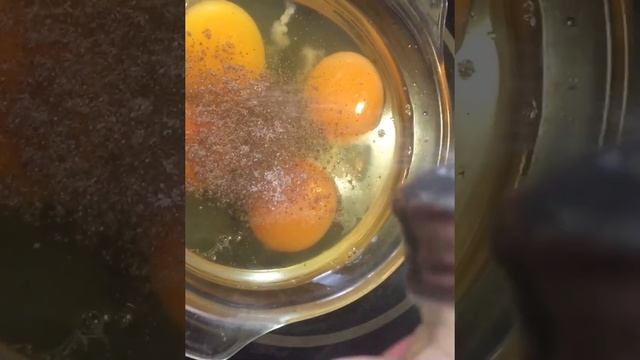 Яичница с салом-грудинкой и с хлебом ! Сытный завтрак смотреть онлайн