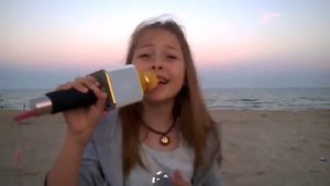 Девочка поёт в микрофон Q7