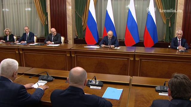 Владимир Путин о работе кабмина в условиях экономической агрессии, развязанной против России
