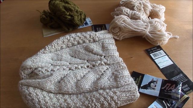 Женские Шапка и варежки связанные спицами из теплой шерсти ?