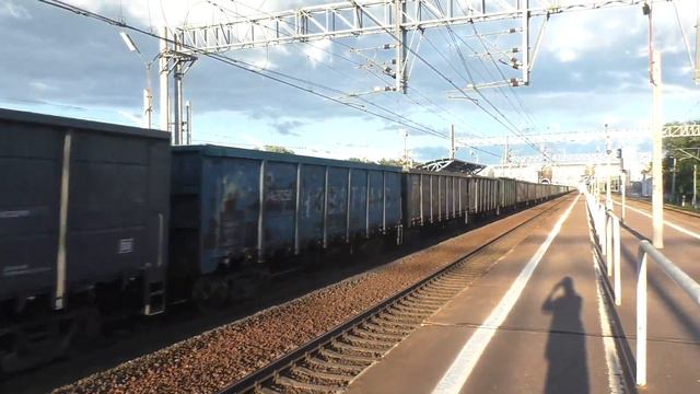 Электровоз ВЛ10-571 с грузовым поездом смотреть онлайн