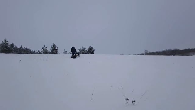 В затяжной подъем по глубокому снегу на мотобуксировщике МУЖИК смотреть онлайн