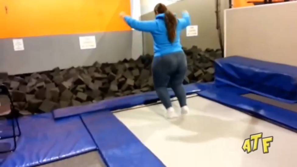 Тренировка на батуте видео. Ляпы на батуте. Зеркало батут окно фейл.