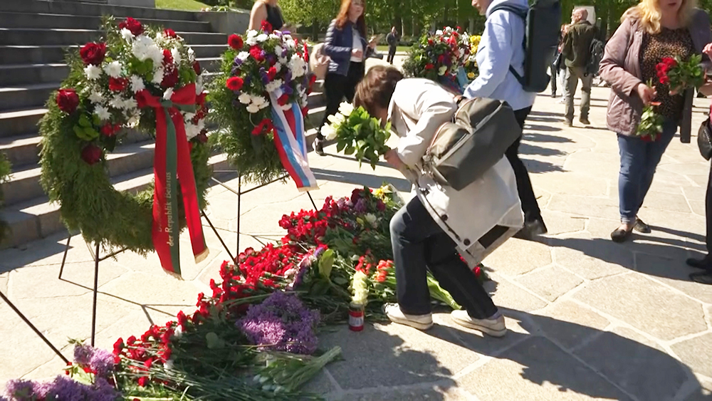 Европейцы почтили память советских воинов, несмотря на запреты властей / События на ТВЦ