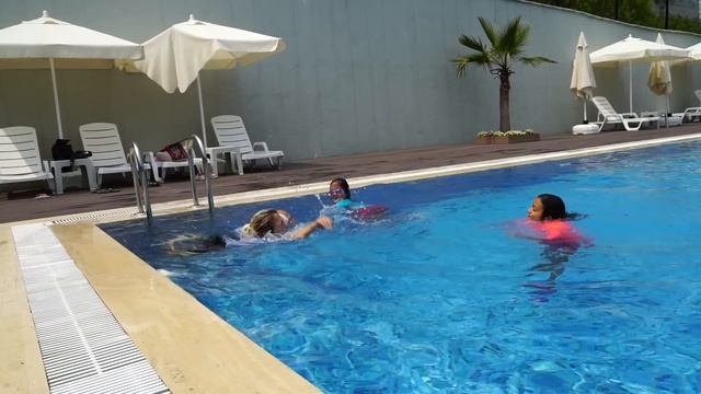 Mommy Is Learning To Swim - Fun Kids Video