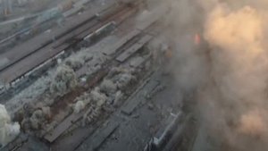 ВС РФ наносят удары по позициям неонацистского полка на заводе "Азовсталь" в Мариуполе.