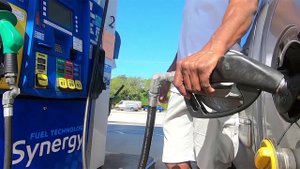 Цены на бензин в США растут четвертую неделю и достигли исторического максимума