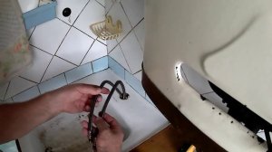 Режем смеситель болгарской! И это  единственный вариант, так как внизу он не раскручивается.