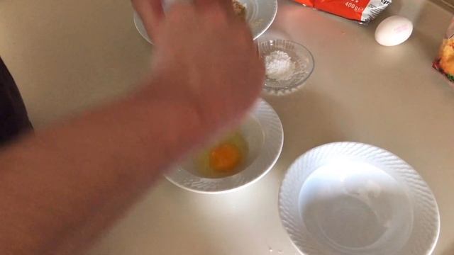 приготовили в ПЕРВЫЙ раз ЖАРЕНОЕ МОРОЖЕНОЕ / рецепт ВКУСНОГО десерта из МОРОЖЕНОГО смотреть онлайн