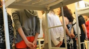 Подсматривают ли сотрудники через глазок за красивыми девушками в камере СИЗО.